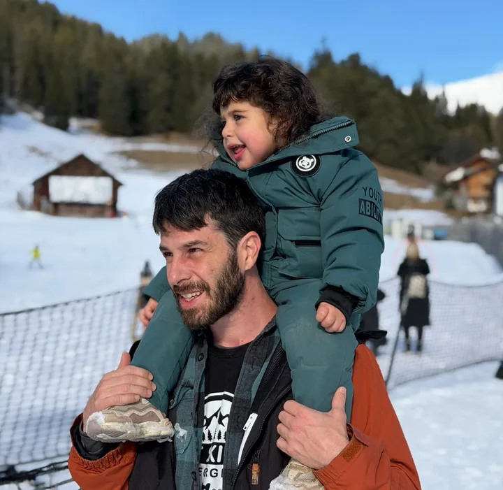 Ben Lang in den Alpen, sein Kind auf den Schultern